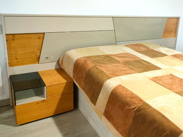 Dormitorio moderno en liquidación en nuestra tienda de muebles en Madrid.