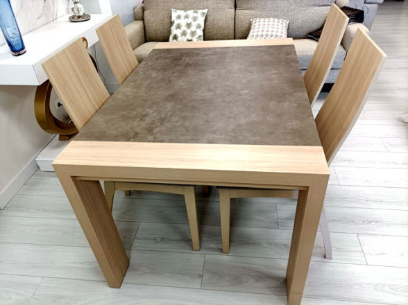 Conjunto de sillas y mesa extensible de madera en oferta