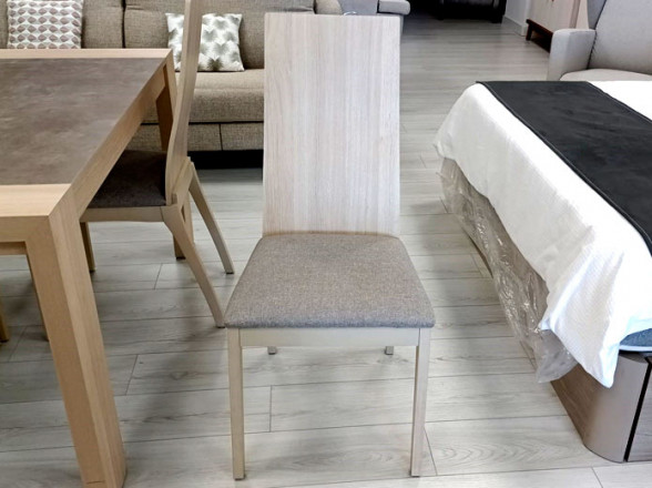 Liquidación de mesa y sillas en nuestra tienda de muebles en Madrid