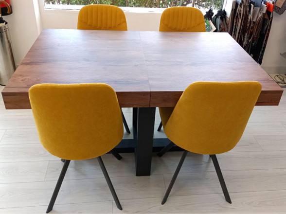 Conjunto de mesa extensible y sillas tapizadas en nuestra tienda de muebles en Madrid