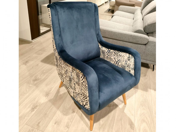 Sillón fijo con patas de madera en oferta