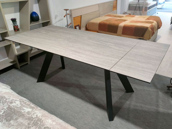 Mesa extensible en liquidación de nuestra tienda de muebles en Madrid