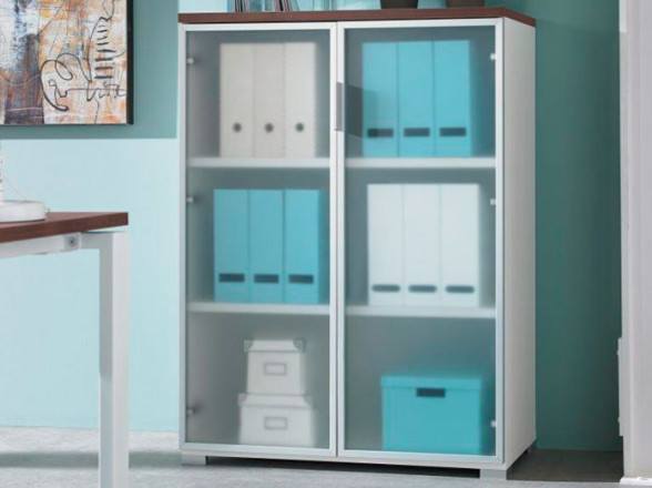 Librería de madera con puertas de cristal para teletrabajo