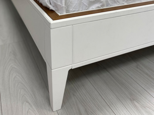 Cama de madera con patas robustas en oferta