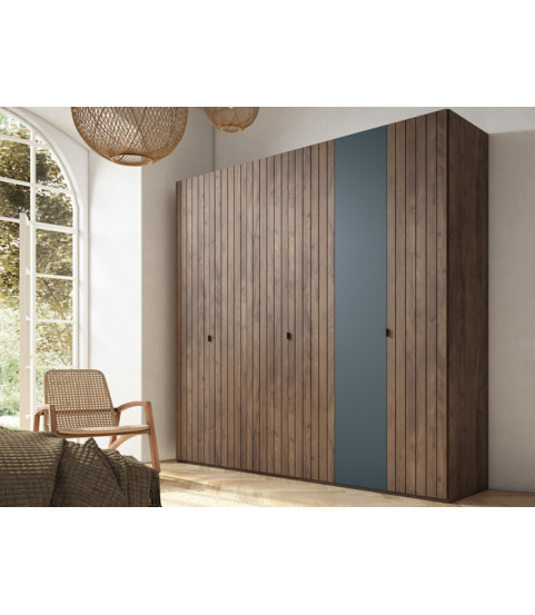 Armario de madera con puertas fuelle en Muebles Valencia