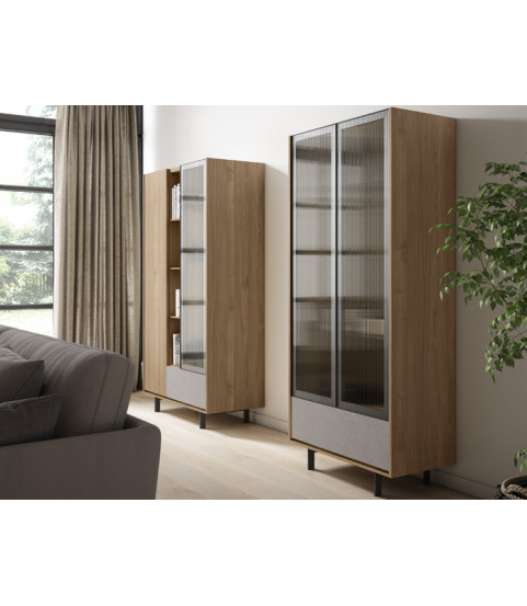 Vitrina con puertas de cristal y cajón en Muebles Valencia