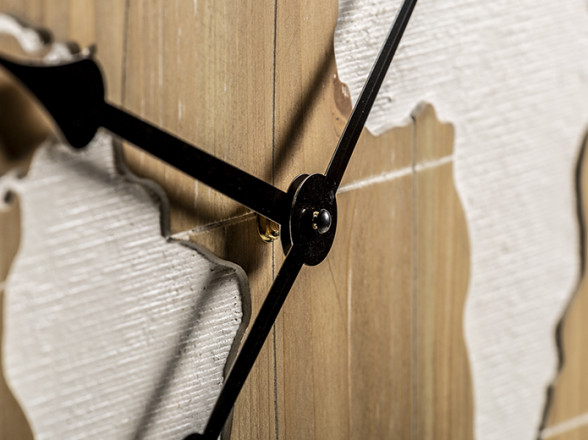 Reloj de pared de madera y metal en oferta