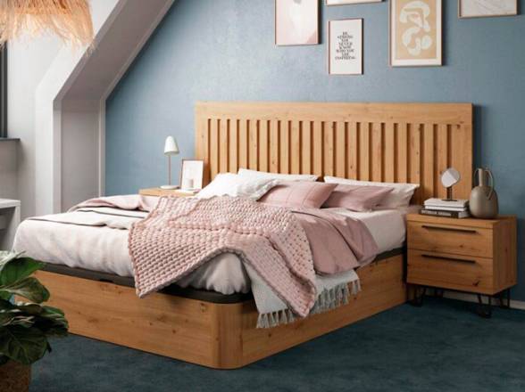 Dormitorio con cabezal y mesitas de madera