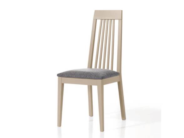silla tapizada con respaldo de madera