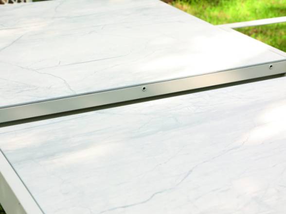 mesa con tapa de cristal acabado marmol