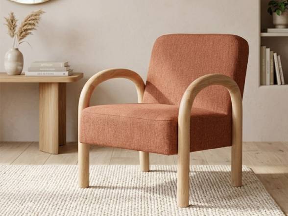 Butaca de estilo nórdico color terracota y madera