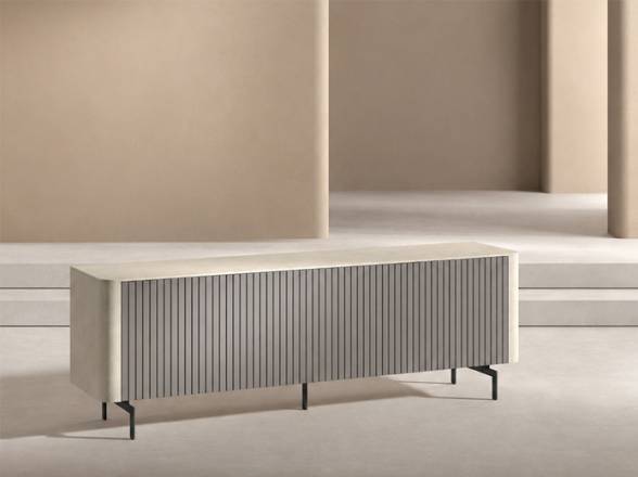 Mueble para televisión con frente franjas y patas metálicas.
