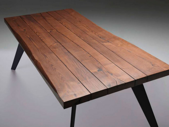 Mesa de madera y patas hierro