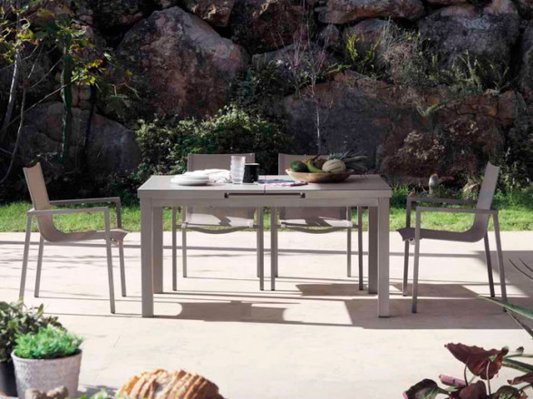 Mesa extensible de exterior en Muebles Valencia