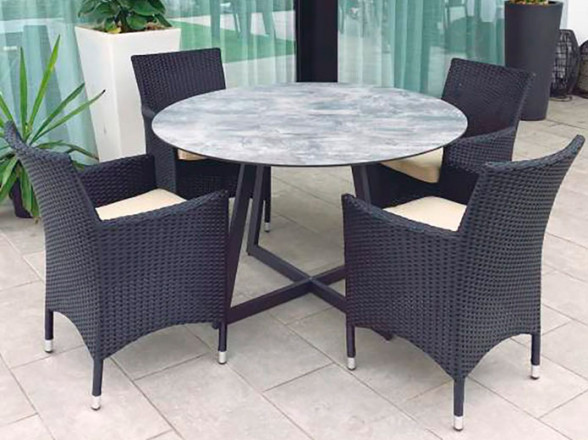 Mesa y sillas de exterior
