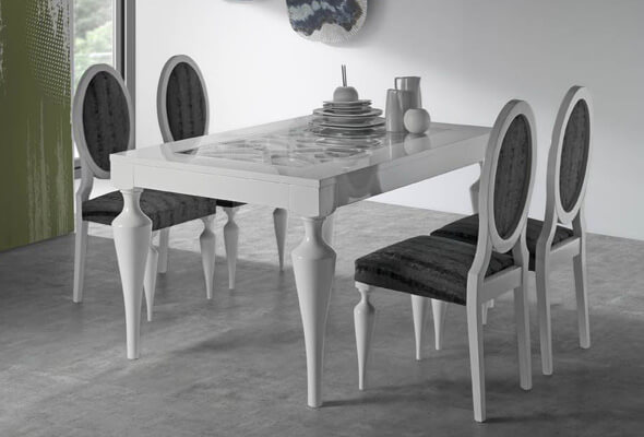 Conjunto de mesa y sillas de estilo clásico en Muebles Valencia, tu tienda de muebles en Madrid