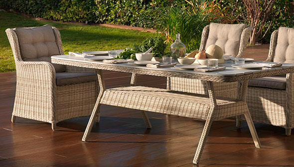 Mesa y sillas de fibra para jardín en Madrid | Muebles Valencia®